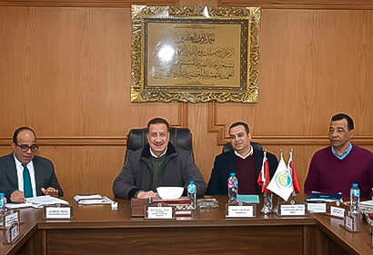 محافظ بورسعيد يعقد اجتماعًا مع لجنة الاستثمار لبحث الفرص الاستثمارية وتعظيم الاستغلال الأمثل للأصول